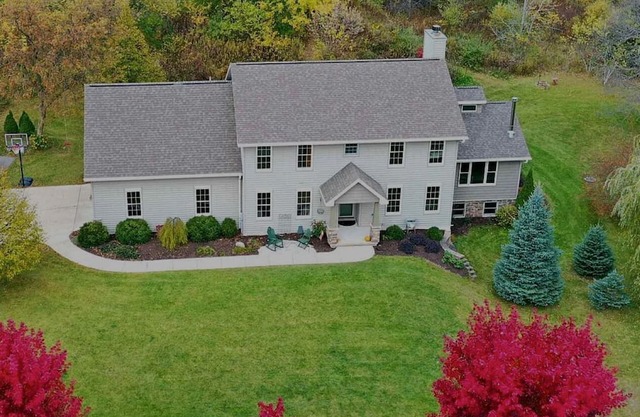 Spacious 6-Bedroom Retreat w/hot tub & peaceful scenery! Perfect for NFL Draft!