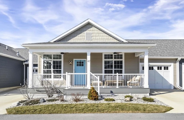 New Bay Point Villa w/Wifi, AC, Pool! Walk to the water, watch bald eagles!