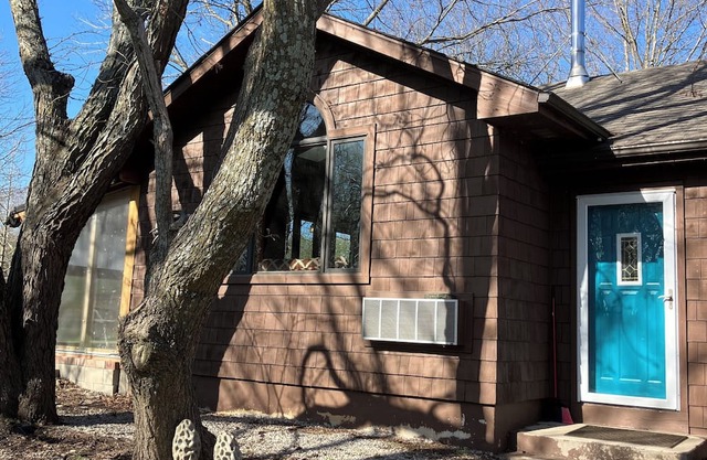 Sunflower/Mushroom Farmhouse just 6 minutes from Lawrence "Wakarusa Valley Farm"