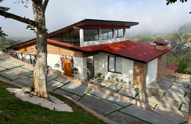 Villa de Lugo con Paisaje de Ensueño