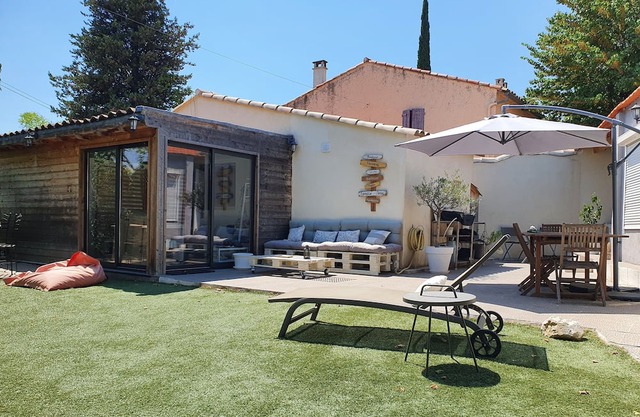 A real little cocoon at the foot of the Garlaban mountains with swimming pool