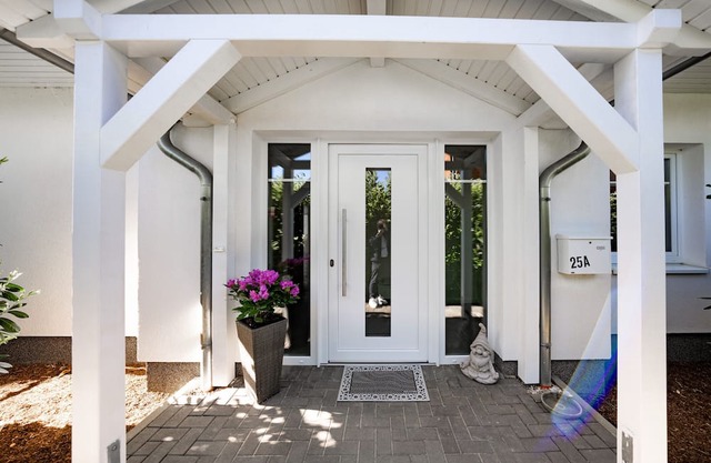 Holiday Home 'Weißes Haus, Vollausstattung' with Private Terrace, Private Garden and Wi-Fi