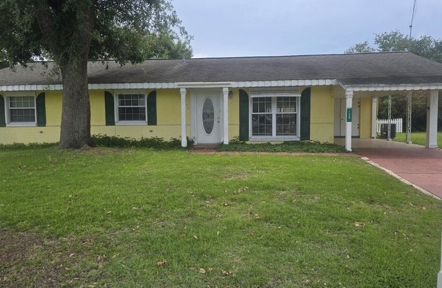 Azalea Beach Retreat- Your Coastal home away from home. Beach is within blocks!