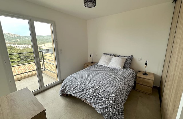 Apartment 2/4 pers with terrace SEA VIEW, air-conditioned, private parking Near port
