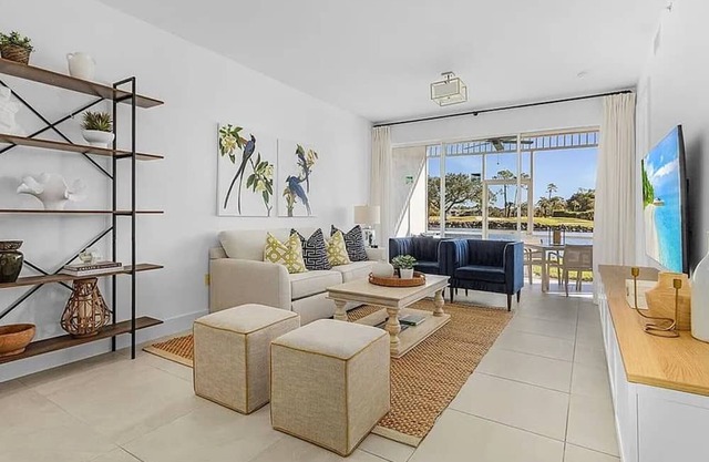 Professionally Renovated Luxury Golf Condo in Beautiful Lely Resort