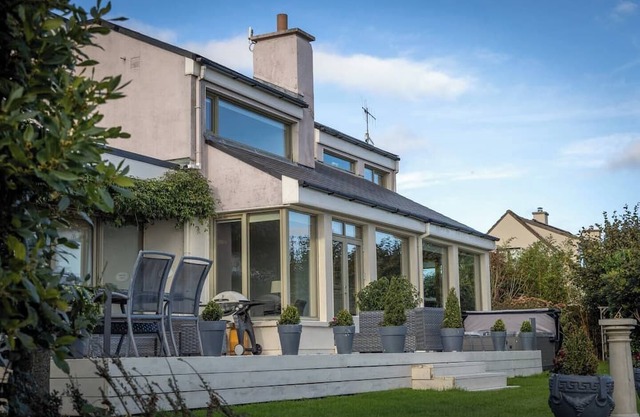 Spacious 6-bedroom house with Hot Tub - Sleep 14