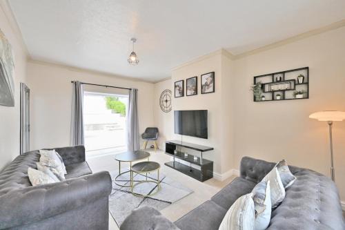Sleek and Stylish 3 Bed in Bolton-Garden-Parking
