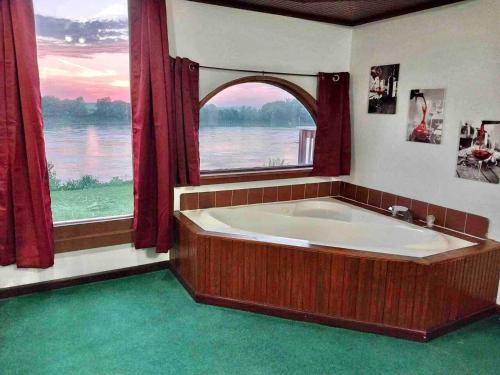 Riverfront 2 bdrm Jacuzzi Cabin with Sunset Balcony
