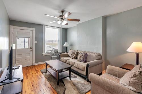Historic First Floor Tower Grove Unit with 4 queen beds STL 1W