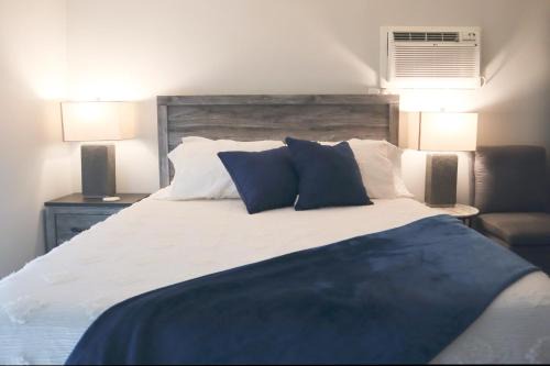 Charming Remodeled Studio Retreat w Front Garden