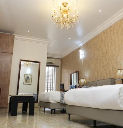 Cromwell Courtyard Hotel