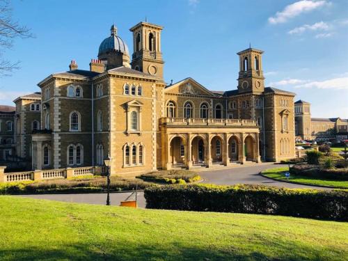 Luxurious Shared Apartment with Hosts on Private Estate
