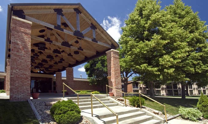 Okoboji Hotel | Arrowwood Resort and Conference Center