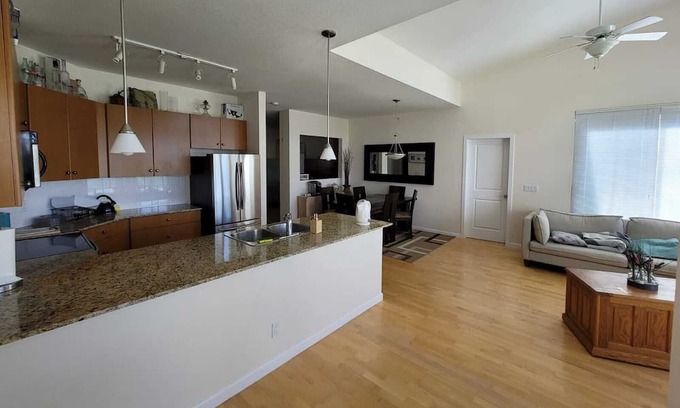 Guildford Condominio | Peaceful Centralized TopFloor Condo in Surrey Guilford