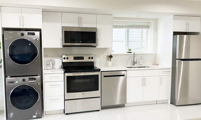 Port Coquitlam Casa | Newly Renovated Private Entrance Guest Suite - 2 bedroom