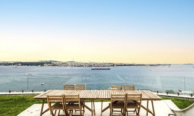 Kabatas Apartamento | Magnificent Sea View Flat w Garden 9 min to Taksim
