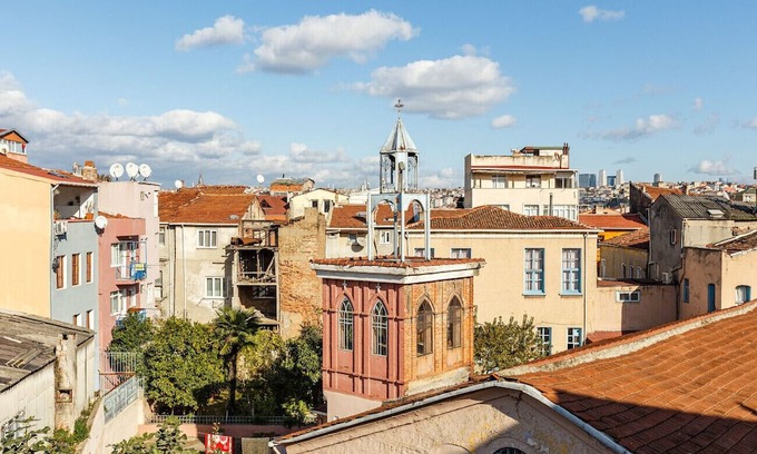 Istanbul City Center Apartamento | Stylish Flat w Patio Near Red Church in Fatih