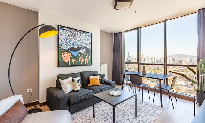 Atasehir Apartamento | Charming Flat with Gorgeous City View in Atasehir