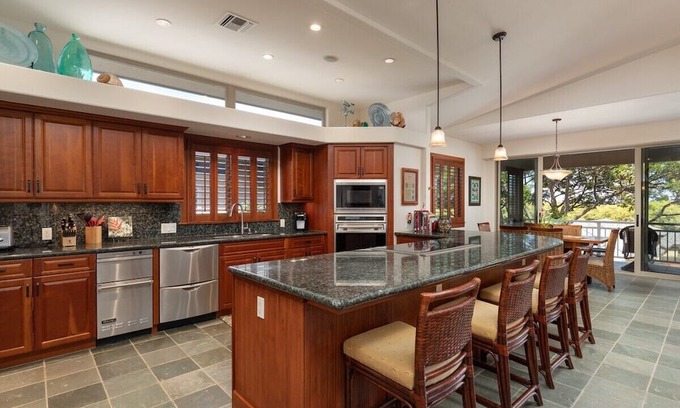 Kamuela Condominio | Exclusive Paradise: Luxurious Villa with Private Beach Access!