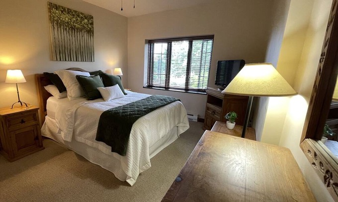 Mont-Tremblant Condominio | Lovely on the mountain 1-bedroom with fireplace.