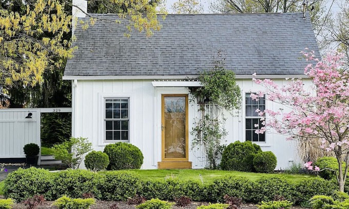 State College Casa | Chill at the Hot Tub, Cuddle by the Fire, Vintage Vibes Casa