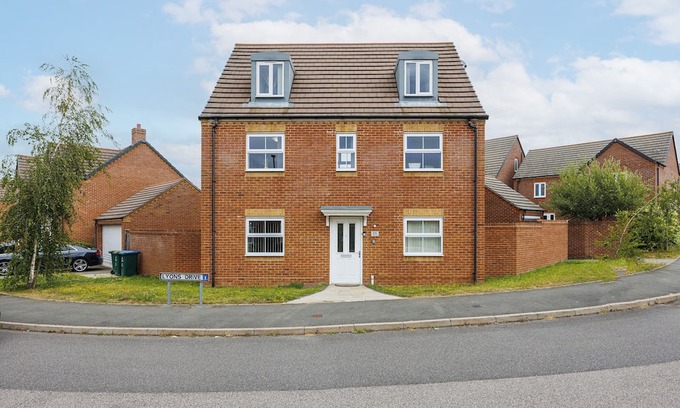 Acresford Casa | Stunning Coventry House for the Larger Group with Parking and Hot Tub