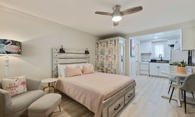 Indian Rocks Beach Cabaña | Tropical Coquina Cove Studio #5 Heated POOL. 5 Min Walk to Beach