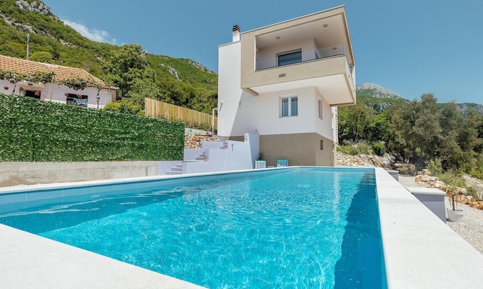 Podi Casa | Above Herceg Novi awaits you this stylish and modern vacation home with magnificent panoramic views