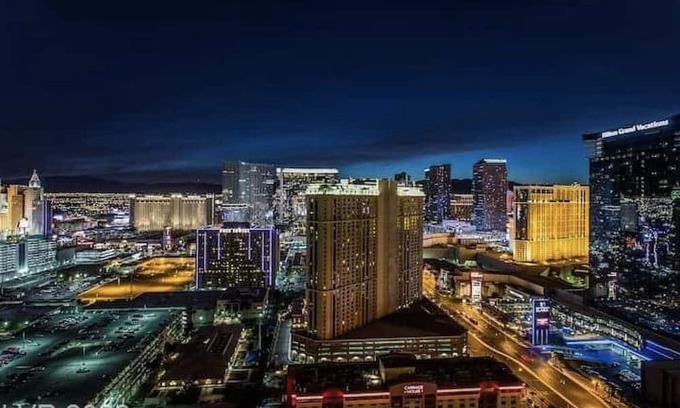 Las Vegas Casa | Gorgeous STRIP VIEW Suite ★ No Resort Fee ★ Free Pool + Gym + Parking + WiFi