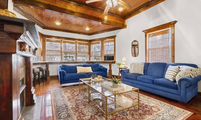 Downtown Apartamento | Spacious Downtown Flat w/ free parking