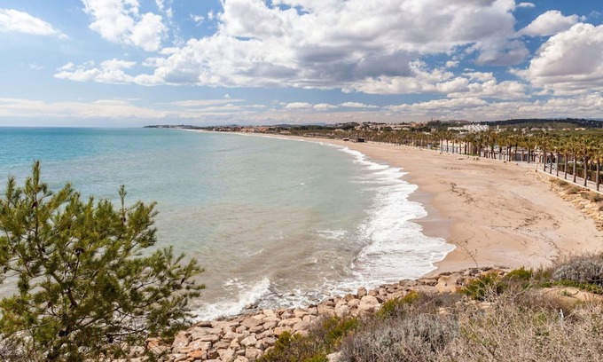 Torredembarra Casa | Wonderful villa for 7 people with pool, WIFI, TV and patio