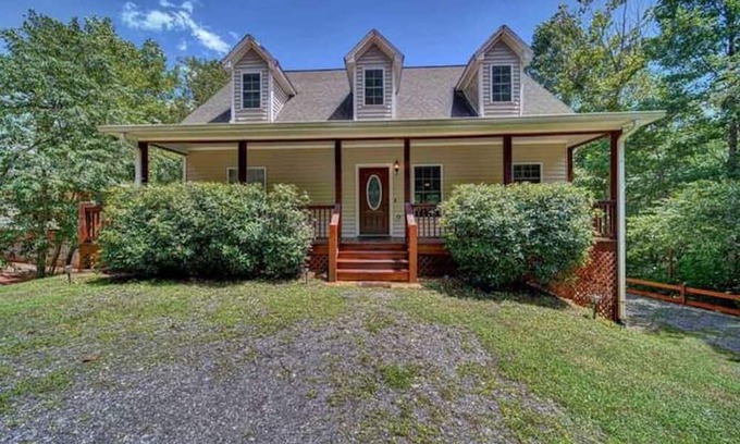 Hiawassee Casa | Rolling River Retreat!
