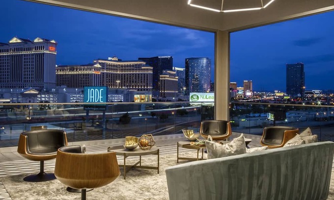 Las Vegas Condominio | Panoramic Condo w/ Strip View & King Bed 0.3 mi from Caesar's Palace