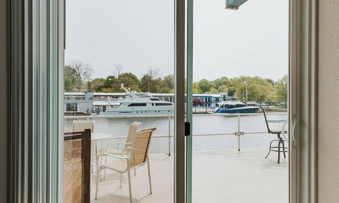 Saugatuck Condominio | Waterfront Condo-Shop-Kayak-Beach-Bike-Boat-Restaurants-Outdoor Heated Pool-Fun