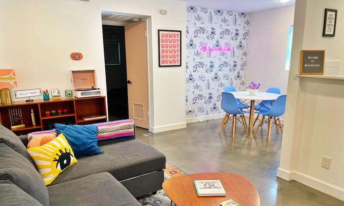 Clarksville Condominio | Instagrammable Condo Walkable to All in Austin!