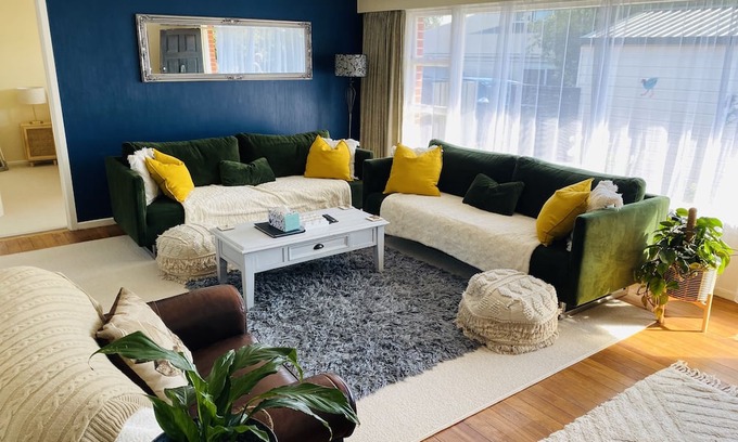 Invercargill Casa | Relax at Rosedale Retreat or Stroll in the Private Garden
