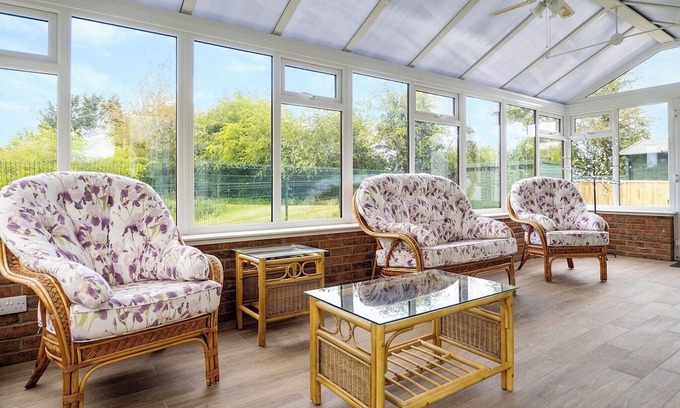 Alford Cabaña | The stunning Oak Cottage is set in a beautiful location alongside the park’s fishing lakes.