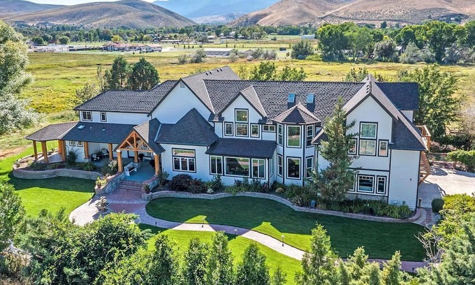 Reno Casa | Luxury short term corporate, travel nurse, executive home 30 day minimum.