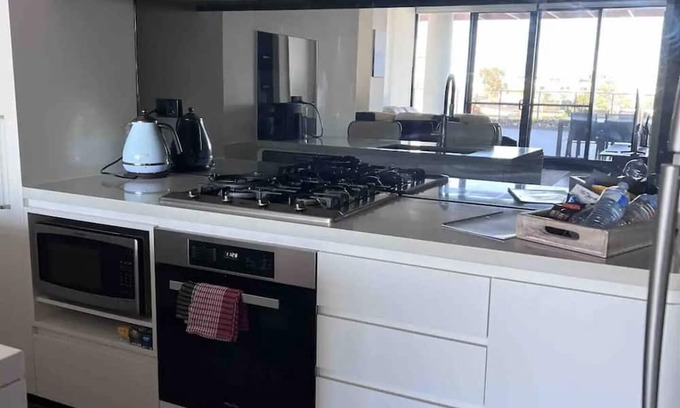 Kogarah Apartamento | Modern & Bright~ Walk to Beach ~ Balcony ~ Parking