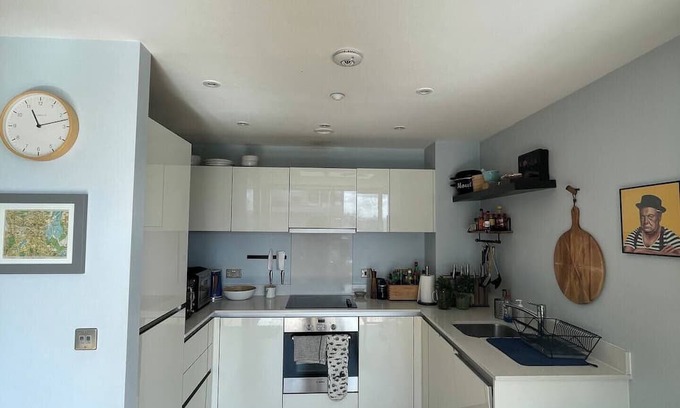 Woodberry Down Apartamento | Bright 2BD Flat w/Private Balcony - Manor House!