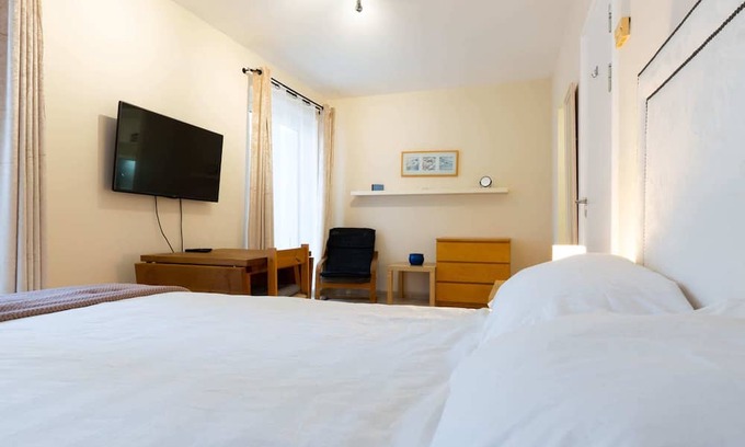 Gibraltar Apartamento | Eutotowers Suite-hosted by Sweetstay