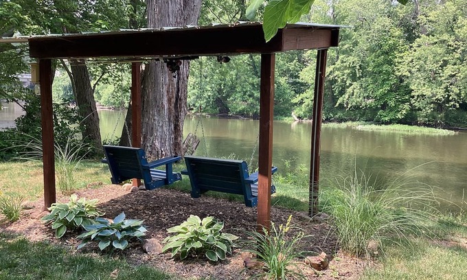 Grass Creek Casa | Riverfront house on the Tippecanoe River- Yogi’s Den - upper level