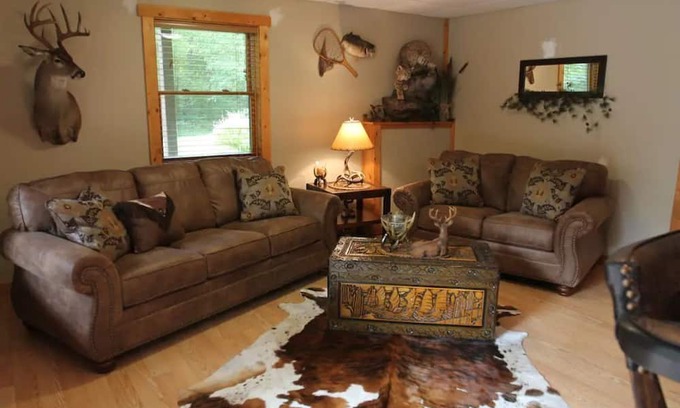 Prairie Du Chien Casa | Log cabin get- away with Hot Tub!