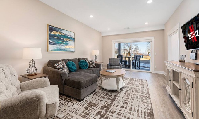 Traverse City Condominio | ♛ 539 Bay St ⁀➷ Luxury Downtown 2BDR Lake View 1st Floor Condo steps from Beach ➠ 102W