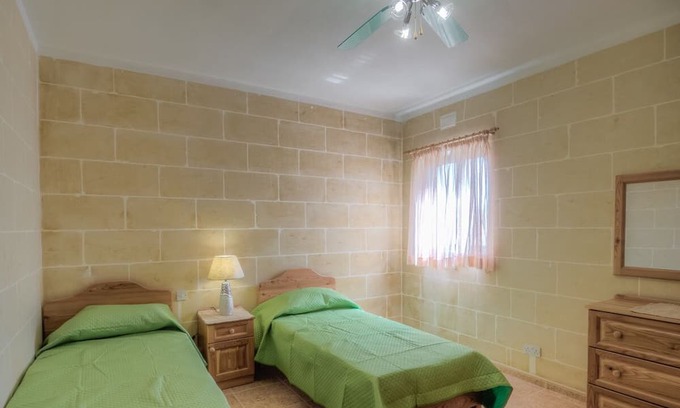 Victoria Apartamento | Modern 3rd floor penthouse + air conditioning in a perfect location in Victoria