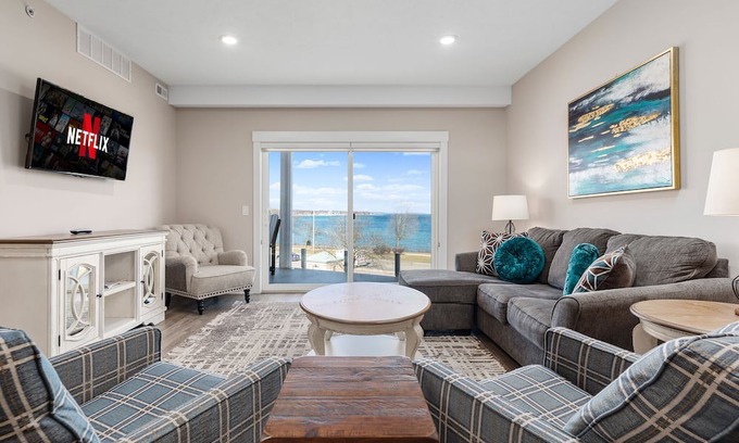 Traverse City Condominio | ♛ 539 Bay St ⁀➷ 3BDR Lake View Penthouse Condo on West Bay ➠ 401W