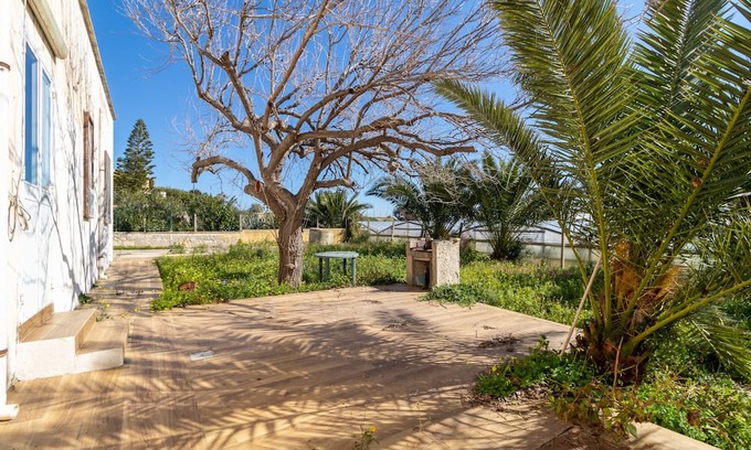 Acate Apartamento | Holiday Apartment 'Appartamento con giardino' with Sea View, Shared Terrace & Garden