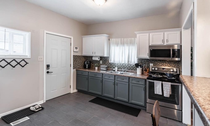 Indianapolis Casa | King Bed! 5 min to Fountain Square/Colts Stadium