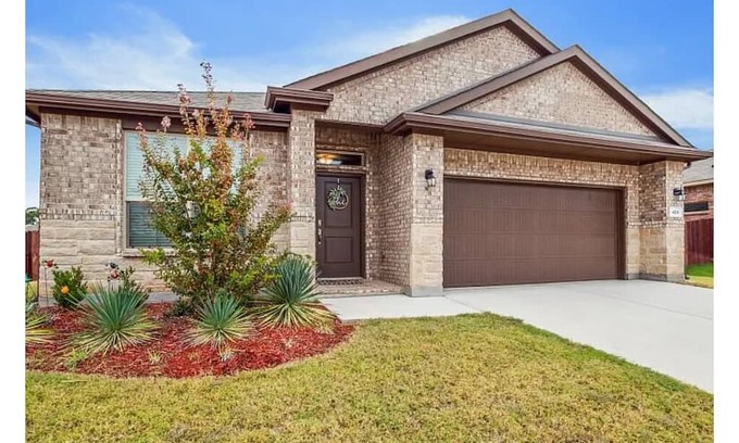 Azle Casa | EZ access to DFW, w office