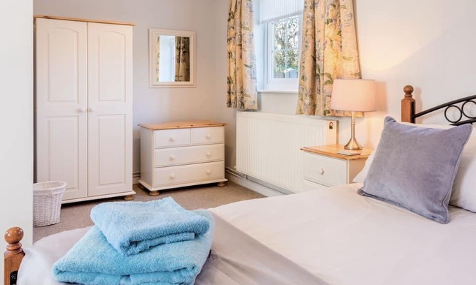 Irstead Cabaña | Peace and Tranquility Awaits - 2 Bed, 2 Bath Detached Pet Friendly Cottage.